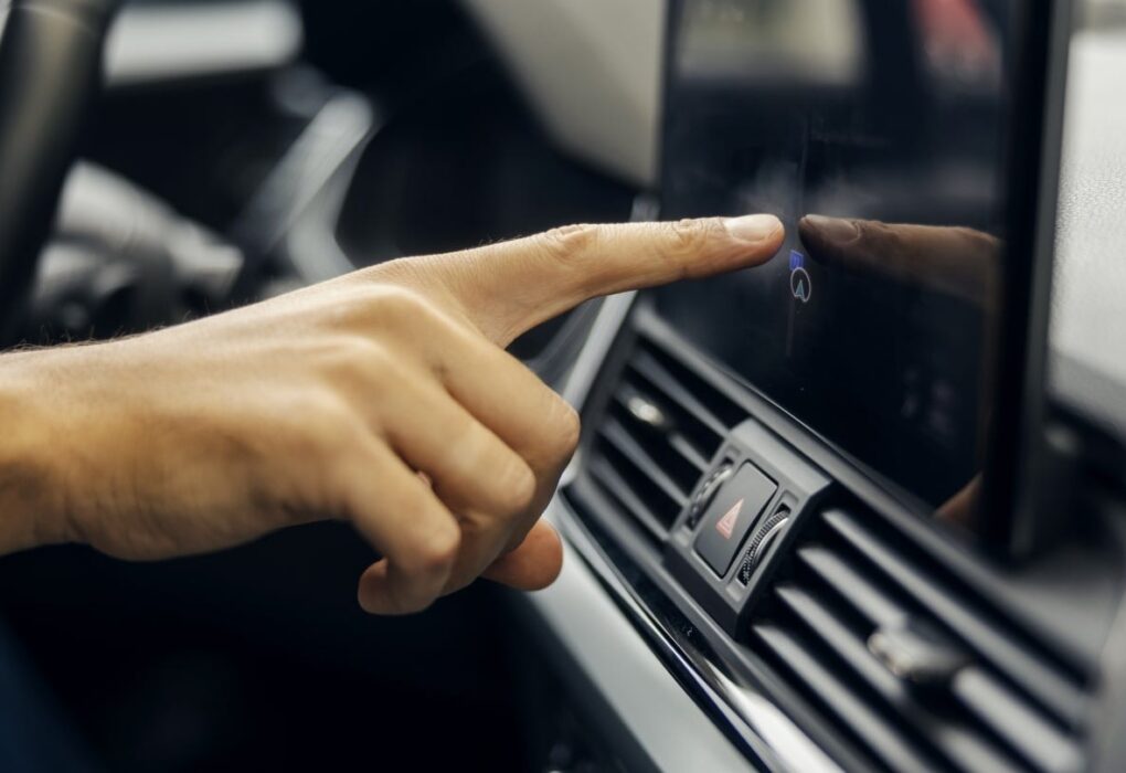 Une dalle TFT automobile destinée à un combiné d’instrumentation ou à un système d’infodivertissement.