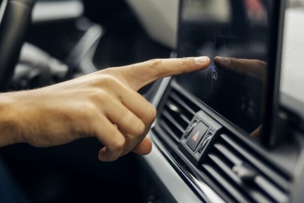 Une dalle TFT automobile destinée à un combiné d’instrumentation ou à un système d’infodivertissement.