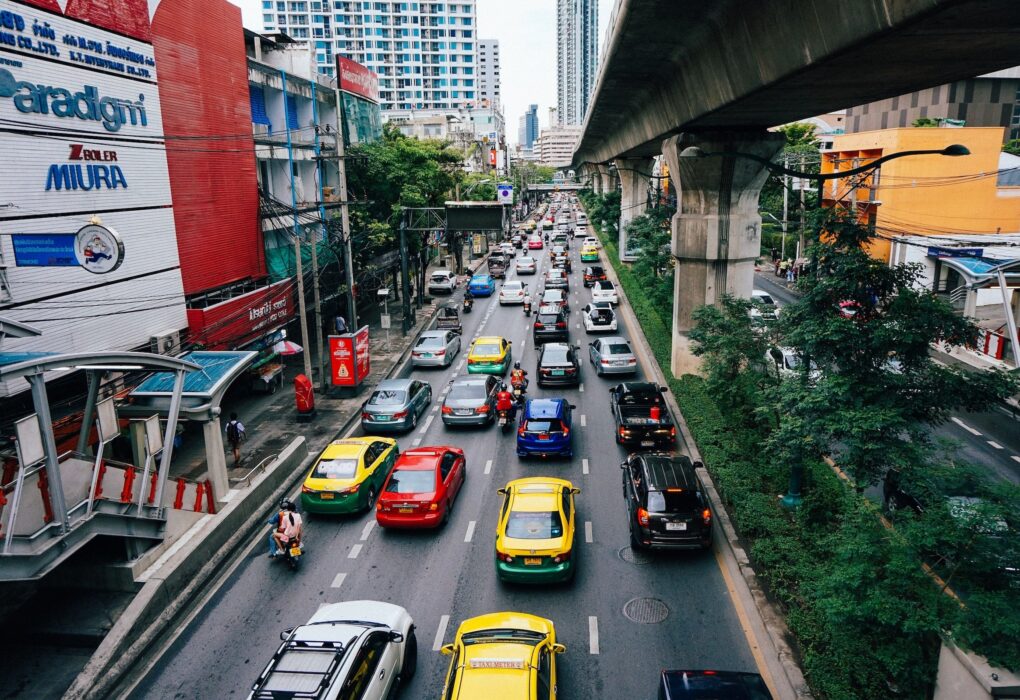 Des véhicules légers circulent sur une route dans un pays de l’ASEAN.