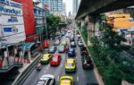 Des véhicules légers circulent sur une route dans un pays de l’ASEAN.