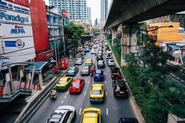 Des véhicules légers circulent sur une route dans un pays de l’ASEAN.