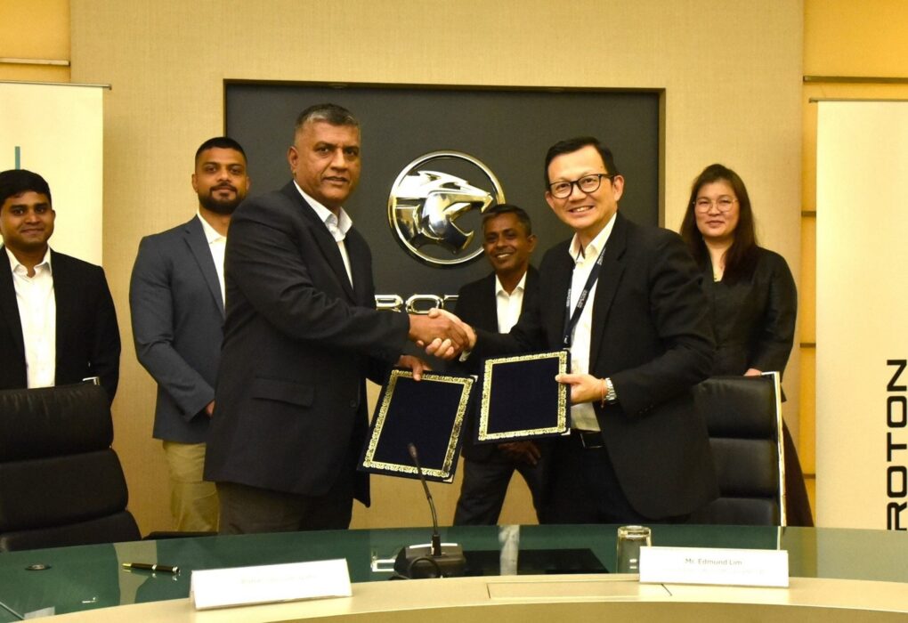 Des représentants de Proton et David Pieris Holdings lors de la signature de leur accord de distribution au Sri Lanka.