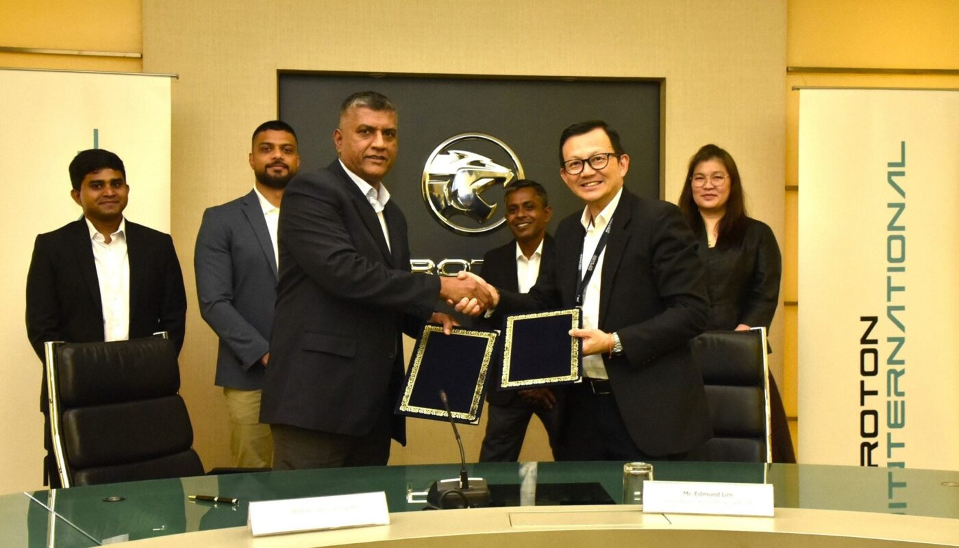 Des représentants de Proton et David Pieris Holdings lors de la signature de leur accord de distribution au Sri Lanka.