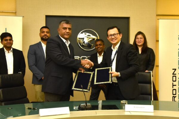 Des représentants de Proton et David Pieris Holdings lors de la signature de leur accord de distribution au Sri Lanka.