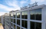 Des camions Mitsubishi Fuso et Hino, les deux constructeurs réunis au sein de la holding Archion.