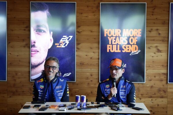 Max Verstappen s’exprimant dans le paddock de Formule 1 à Zandvoort.
