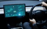 Une voiture autonome illustrant la collaboration technologique entre Momenta, XHeart et QNX.