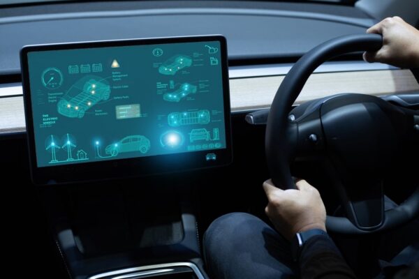 Une voiture autonome illustrant la collaboration technologique entre Momenta, XHeart et QNX.