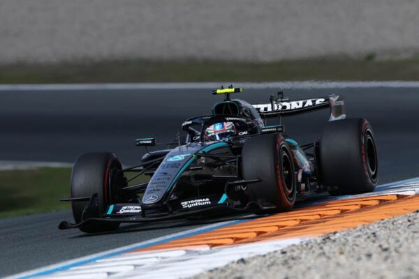 Les Mercedes de George Russell et Kimi Antonelli en piste à Zandvoort lors du GP des Pays-Bas.