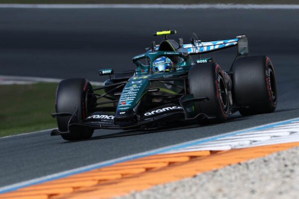 La monoplace Aston Martin en piste sur le circuit de Zandvoort lors du GP des Pays-Bas.