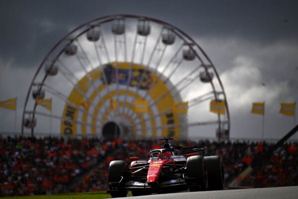 Charles Leclerc et Lewis Hamilton au volant des Ferrari SF-26 lors du GP des Pays-Bas.