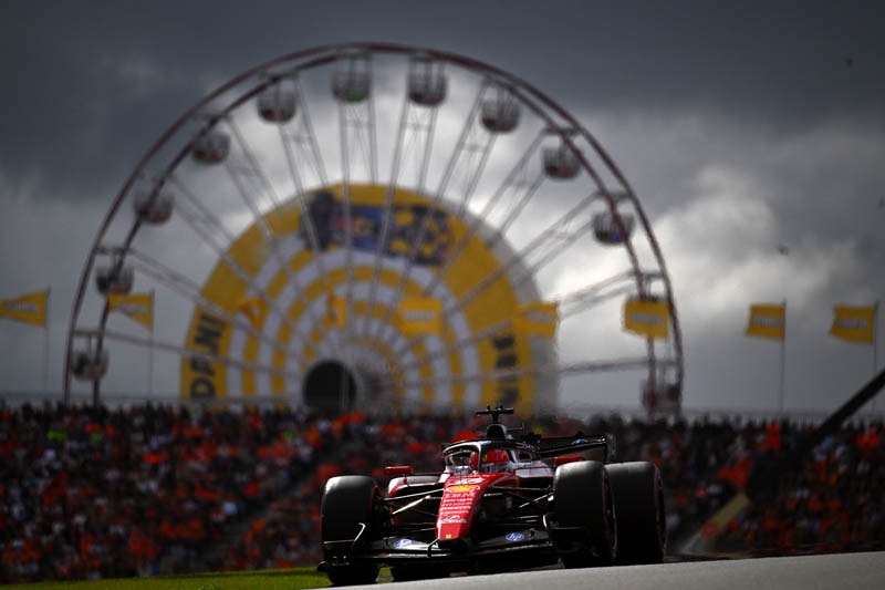 Charles Leclerc et Lewis Hamilton au volant des Ferrari SF-26 lors du GP des Pays-Bas.