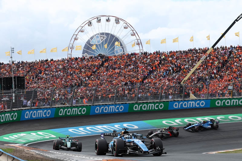 Les monoplaces Williams de Carlos Sainz et Alex Albon pendant le GP des Pays-Bas.