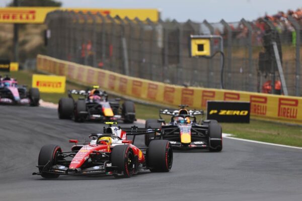 Les Ferrari SF-26 de Lewis Hamilton et Charles Leclerc pendant le Grand Prix des Pays-Bas.