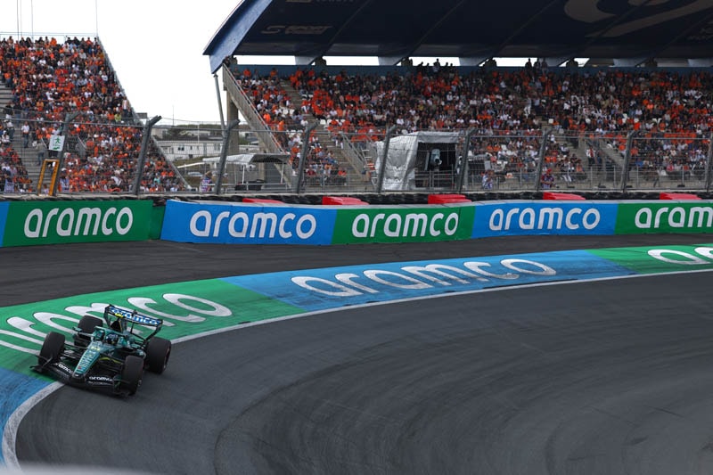 Fernando Alonso au volant de l’Aston Martin sur le circuit de Zandvoort.