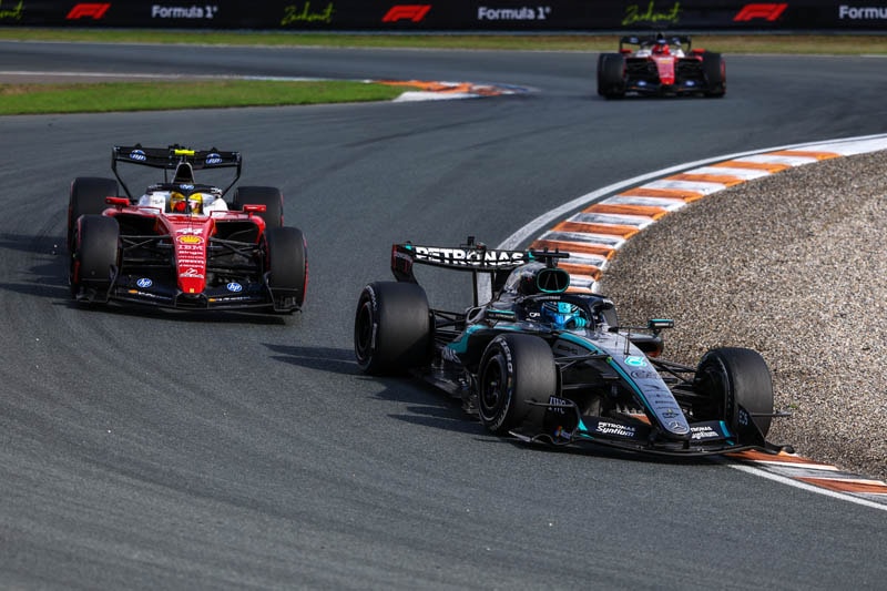 Lewis Hamilton dans sa Ferrari sur le circuit de Zandvoort.
