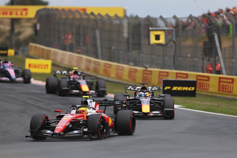 Max Verstappen au volant de sa monoplace Red Bull sur le circuit de Zandvoort.