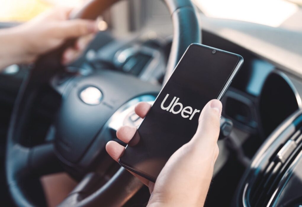 Le logo Uber apparaît sur l’écran d’un smartphone installé dans une voiture.