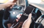 Le logo Uber apparaît sur l’écran d’un smartphone installé dans une voiture.