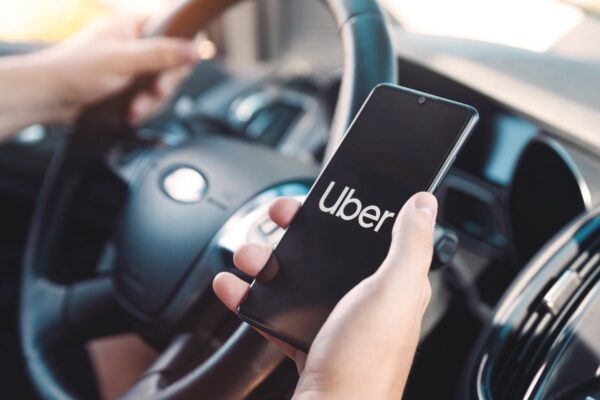 Le logo Uber apparaît sur l’écran d’un smartphone installé dans une voiture.