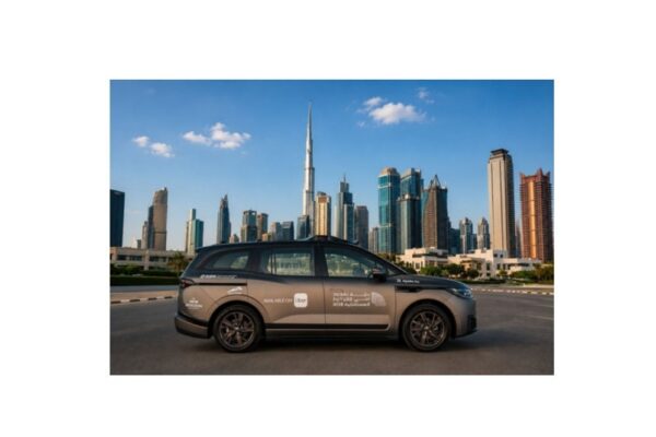 Un robotaxi électrique Baidu Apollo Go RT6 associé au service Uber lancé à Dubaï.