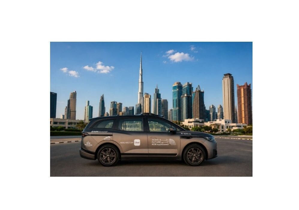 Un robotaxi électrique Baidu Apollo Go RT6 associé au service Uber lancé à Dubaï.