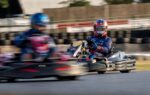 Max Verstappen au volant d'un kart sur un circuit préparé pour la course Max vs 100.
