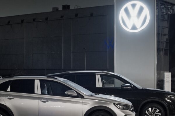 Oliver Blume, directeur général de Volkswagen, s'adresse aux salariés du site de Wolfsburg.