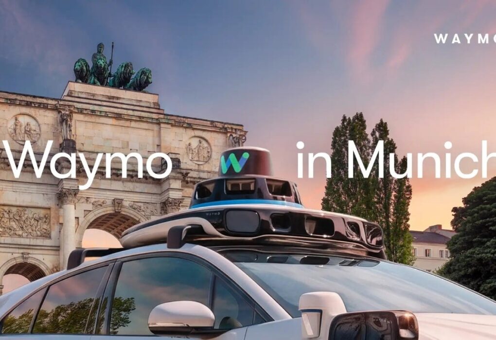 Un véhicule Waymo utilisé pour cartographier les rues de Munich avec un conducteur à bord.