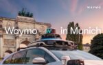 Un véhicule Waymo utilisé pour cartographier les rues de Munich avec un conducteur à bord.
