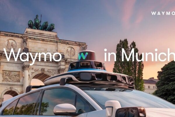 Un véhicule Waymo utilisé pour cartographier les rues de Munich avec un conducteur à bord.