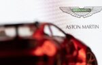 Une Aston Martin devant le logo du constructeur automobile britannique.