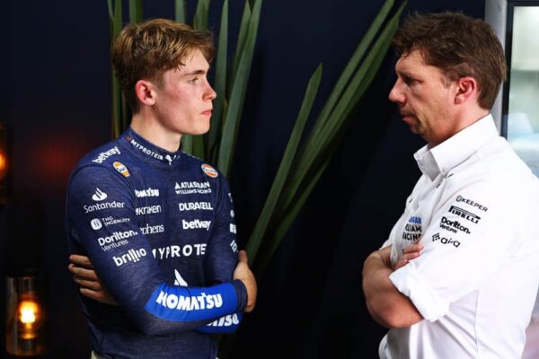 Luke Browning au volant de la Williams FW48 pendant une séance d’essais libres.