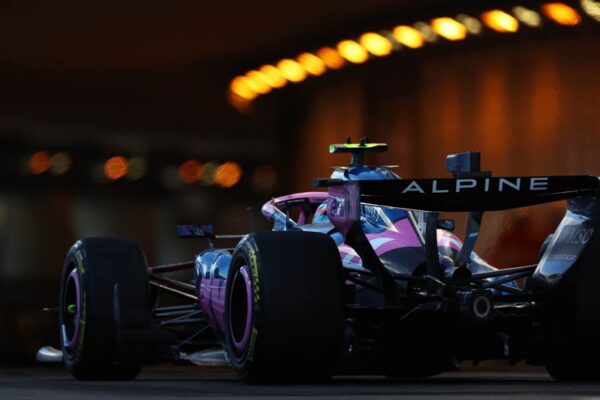Pierre Gasly au volant de sa monoplace dans les rues de Monaco pendant le Grand Prix.