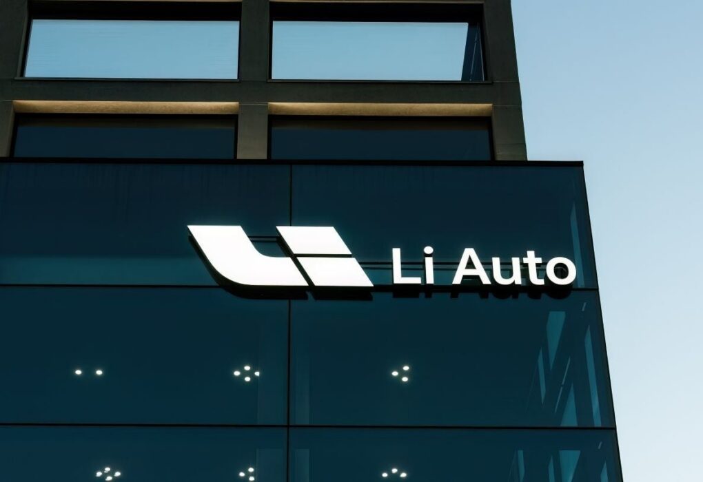 Le logo du constructeur automobile chinois Li Auto est affiché.