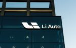 Le logo du constructeur automobile chinois Li Auto est affiché.