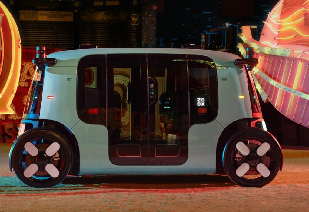 Un robotaxi Zoox sans volant équipé de modules de caméra LG Innotek pour percevoir son environnement.
