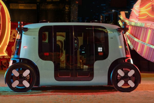 Un robotaxi Zoox sans volant équipé de modules de caméra LG Innotek pour percevoir son environnement.