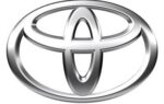 Un emblème Toyota installé sur la calandre d’un véhicule de la marque.
