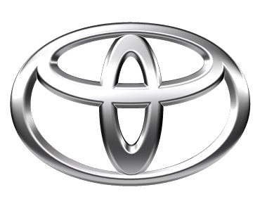 Un emblème Toyota installé sur la calandre d’un véhicule de la marque.