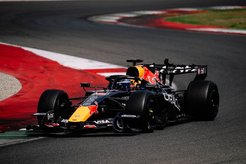 Une monoplace en piste au Mugello pendant les essais de pneus Pirelli pour la F1 2027.