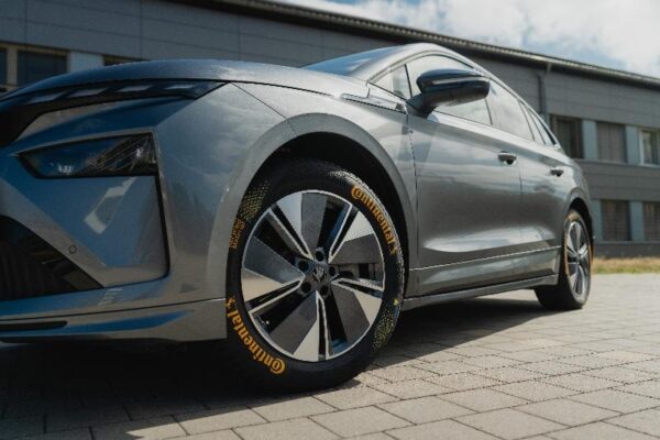 Pneu concept Continental intégrant environ 43 % de matières recyclées pour le projet européen ZEvRA.