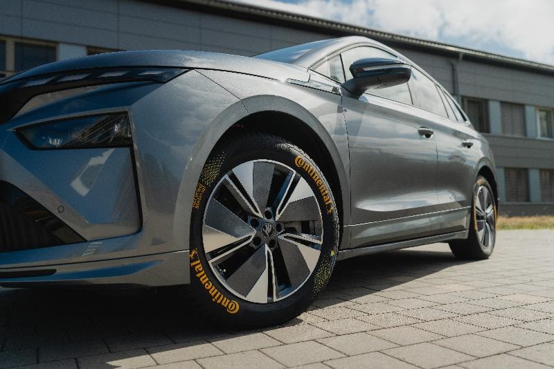 Pneu concept Continental intégrant environ 43 % de matières recyclées pour le projet européen ZEvRA.