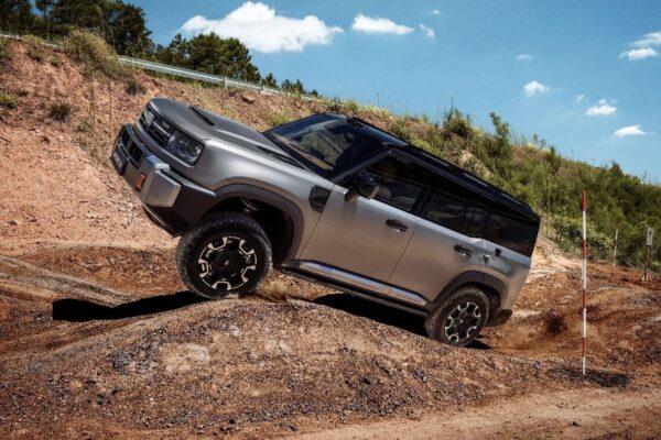 Le Geely Zhanjian 700 équipé des nouvelles technologies tout-terrain électrifiées du constructeur.