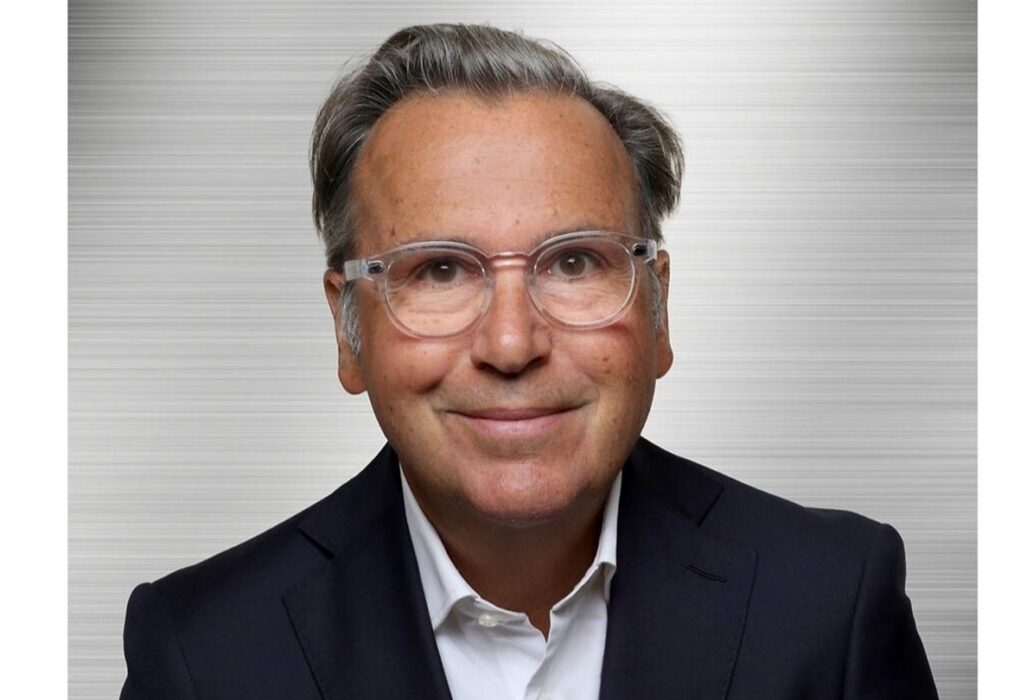 Portrait d’Arnaud Belloni, nouveau dirigeant de Fiat, Abarth et Lancia chez Stellantis.