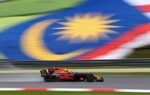 Des pneus Pirelli de Formule 1 alignés dans le paddock.
