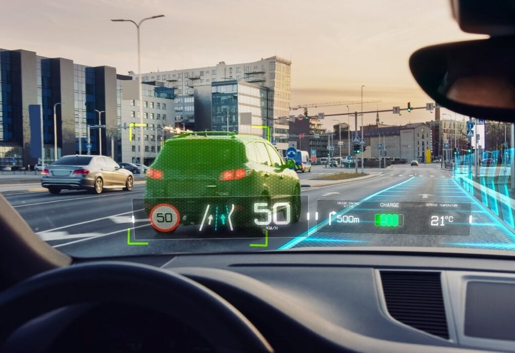 Un affichage tête haute projetant des informations de conduite sur le pare-brise d’une voiture.