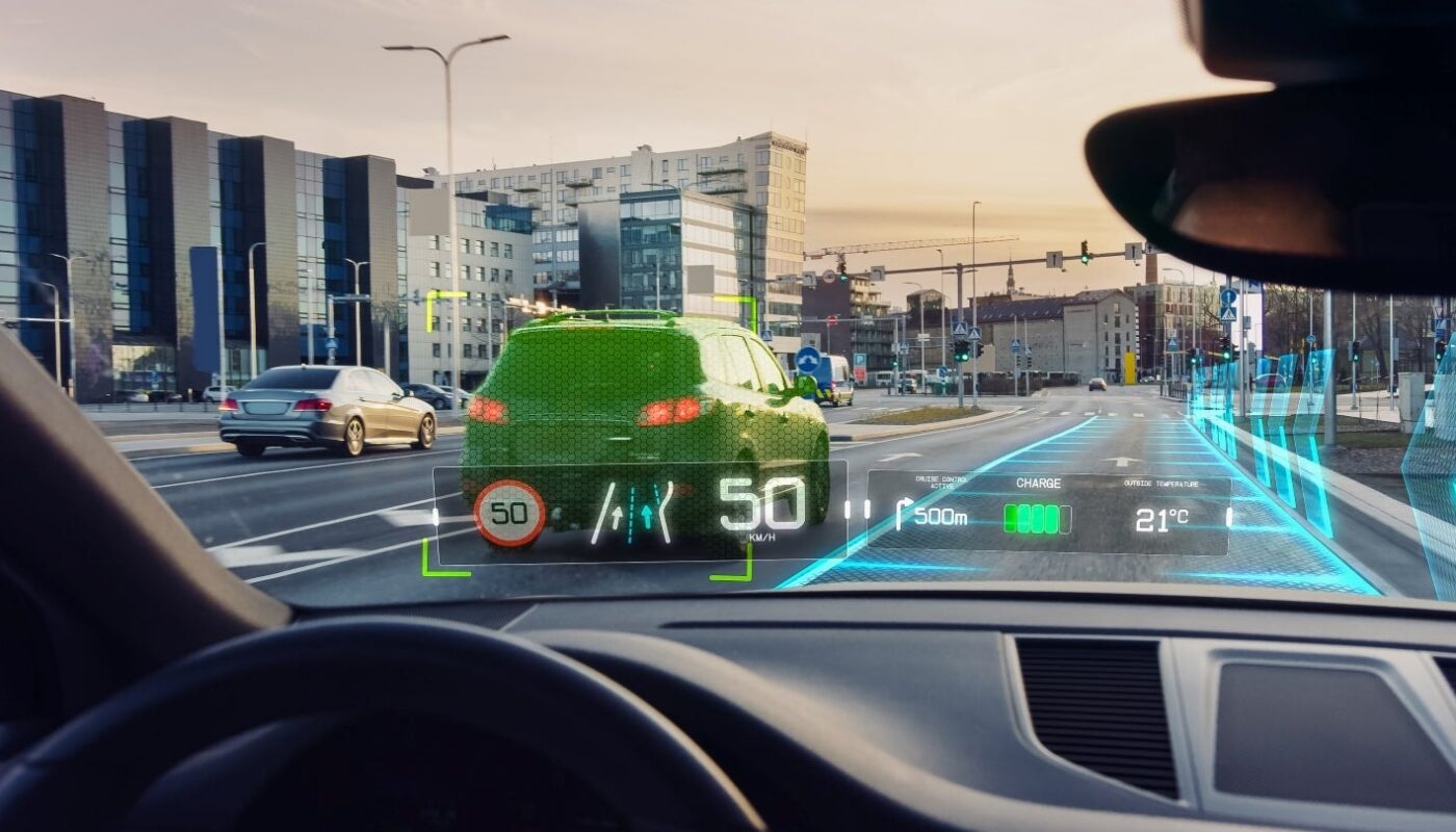 Un affichage tête haute projetant des informations de conduite sur le pare-brise d’une voiture.