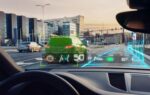 Un affichage tête haute projetant des informations de conduite sur le pare-brise d’une voiture.
