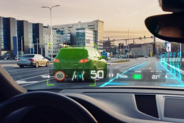 Un affichage tête haute projetant des informations de conduite sur le pare-brise d’une voiture.